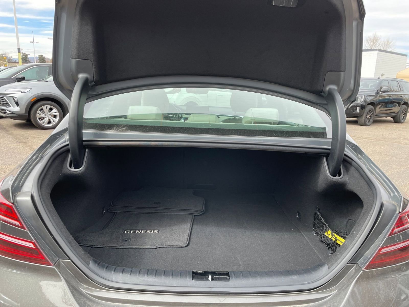 Used 2025 Genesis G70 2.5T image 34