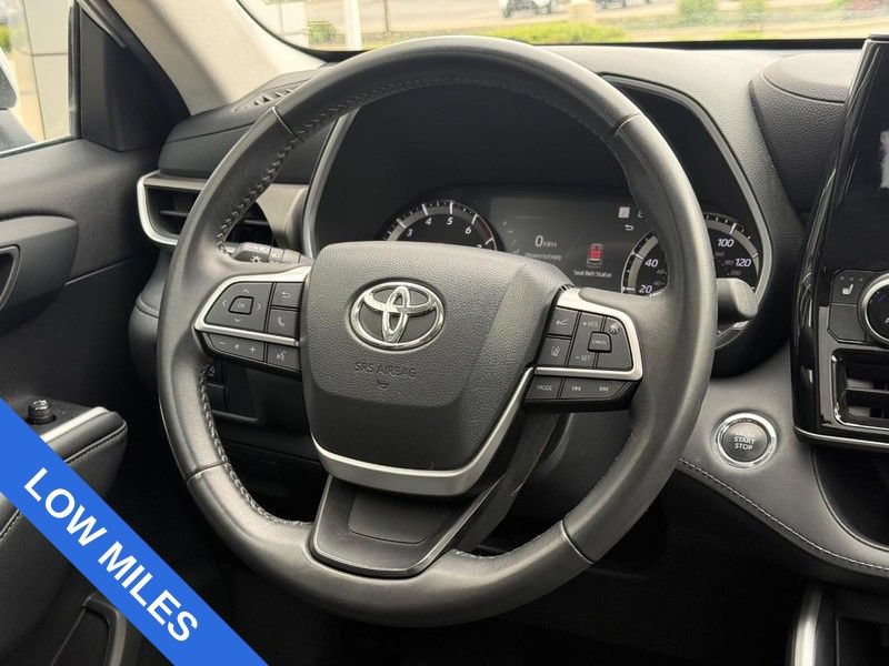 Used 2023 Toyota Highlander XLE AWD/4WD image 16