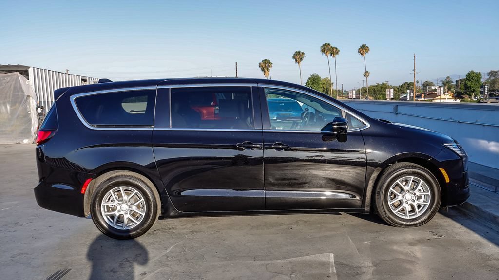 New 2027 Chrysler Pacifica Select FWD image 13