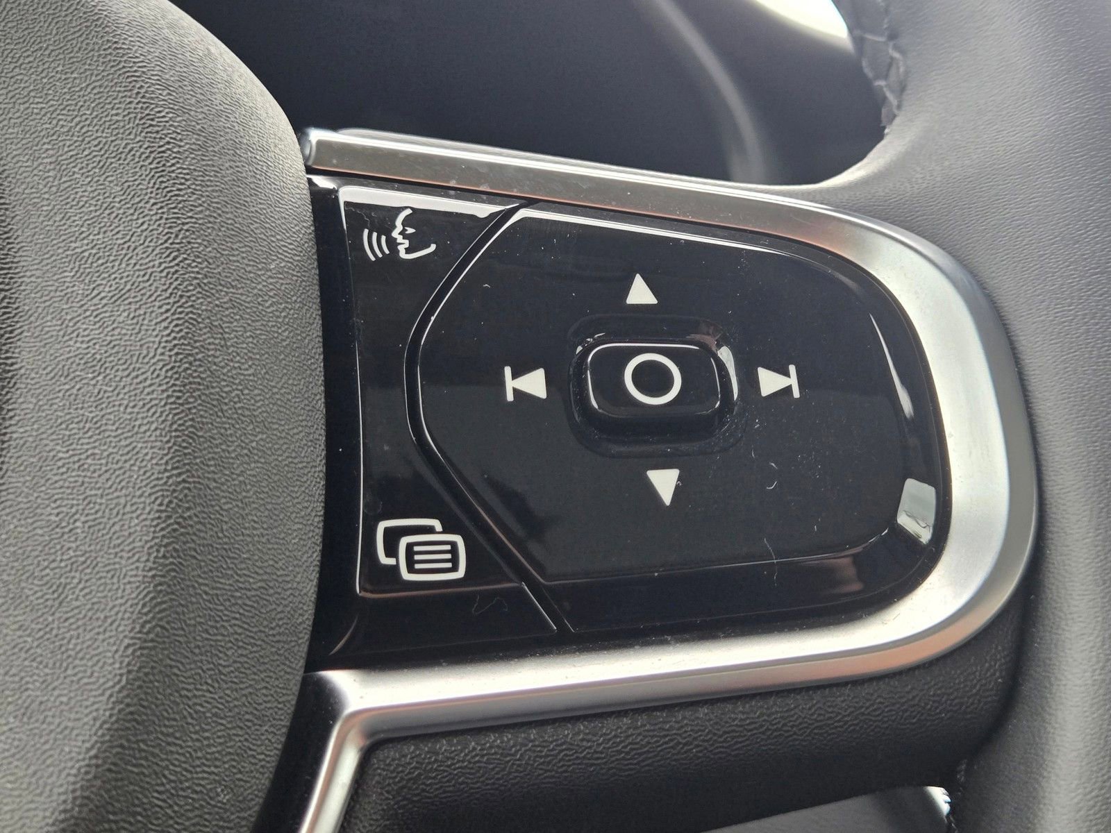 Certified 2025 Volvo S60 T8 Plus AWD/4WD image 27