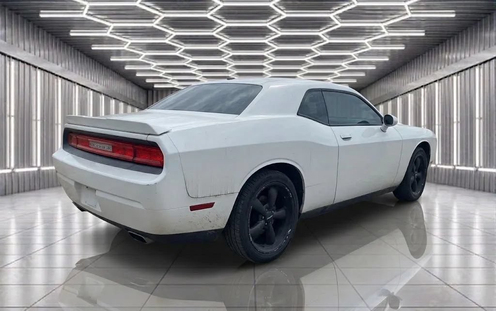Used 2009 Dodge Challenger SE RWD image 3