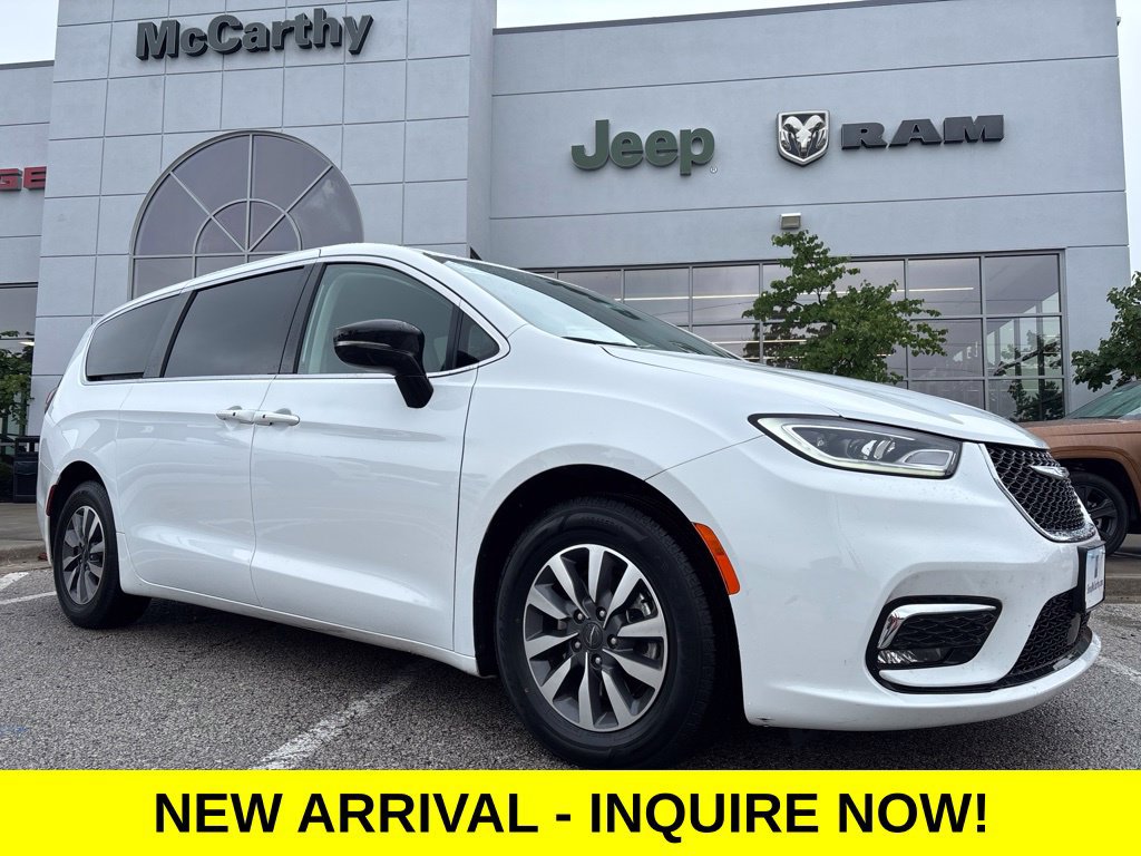 Used 2024 Chrysler Pacifica Limited FWD image 1
