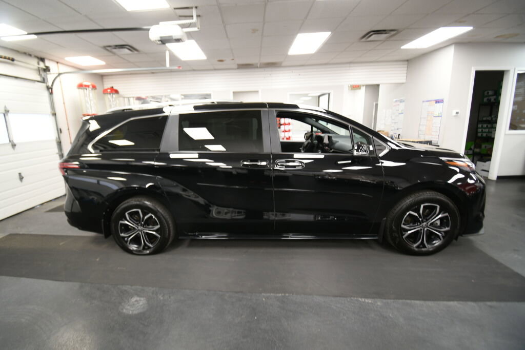 Used 2025 Toyota Sienna Platinum AWD/4WD image 9