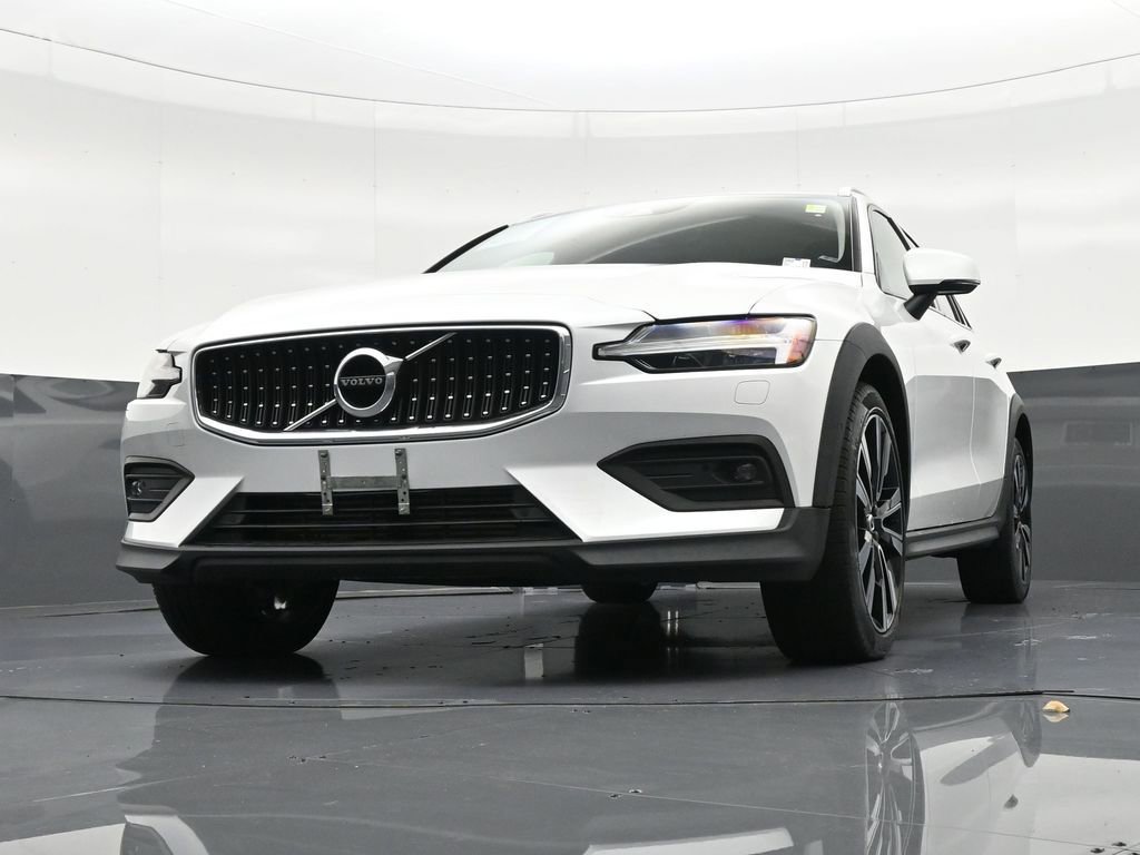 Certified 2022 Volvo V60 T5 Cross Country w/ Climate Package image 32
