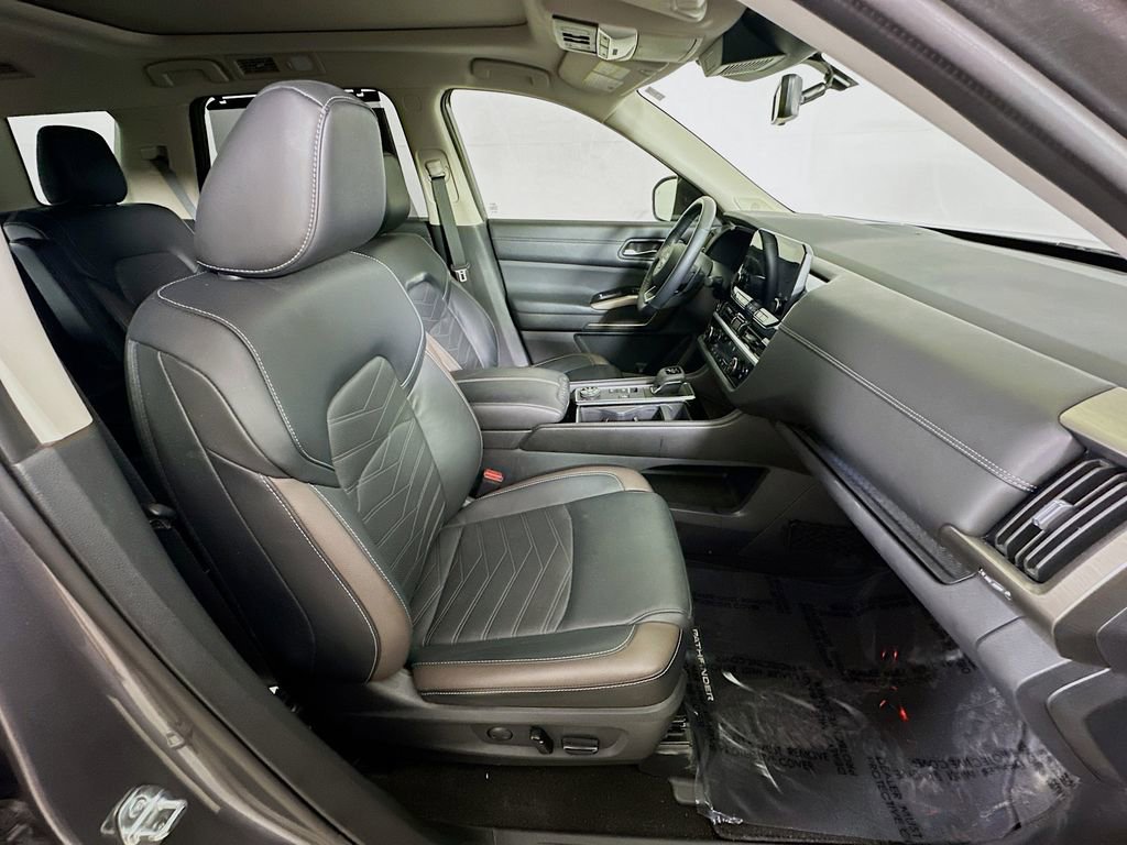 Used 2023 Nissan Pathfinder Platinum image 39
