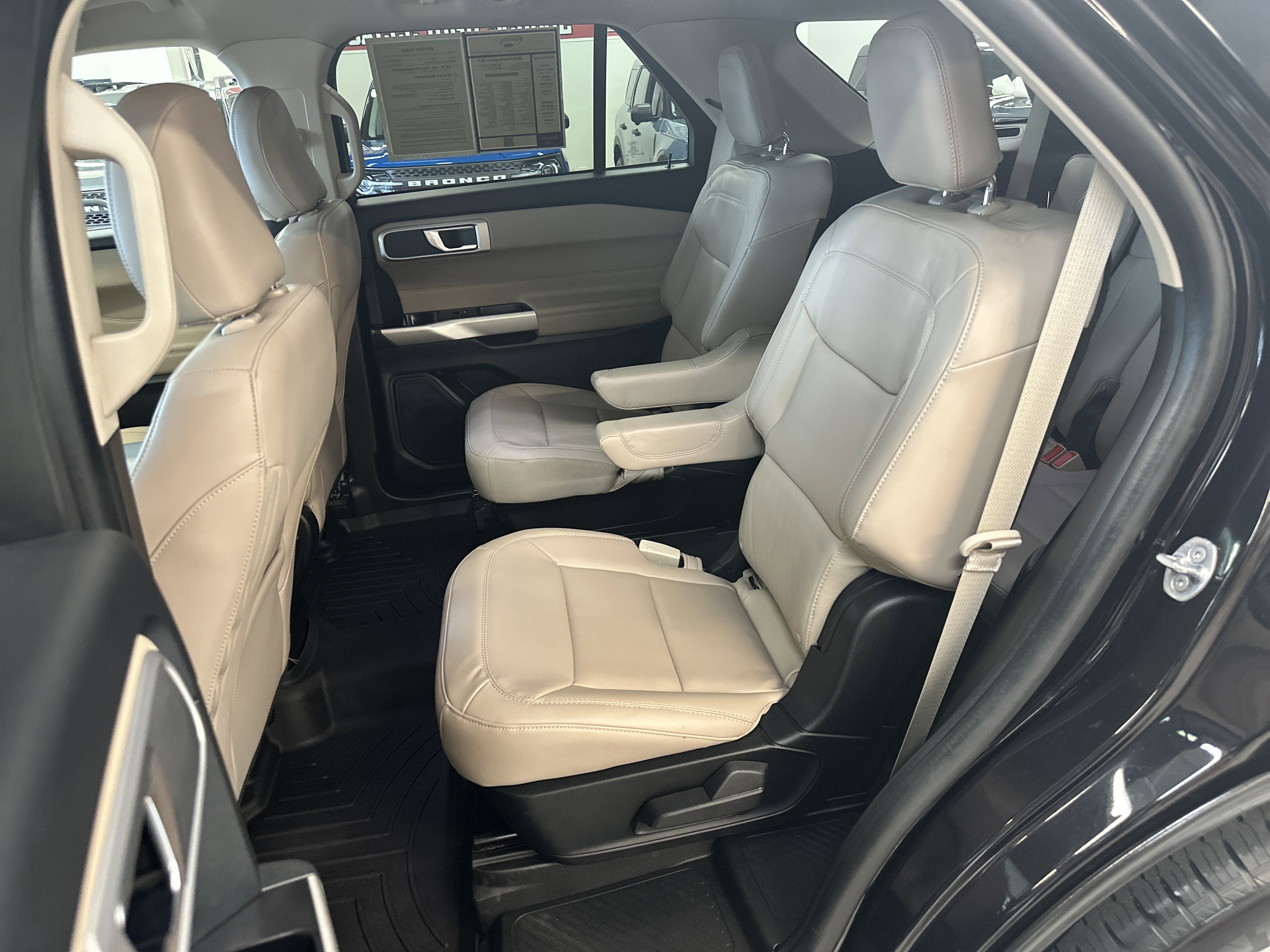 Used 2023 Ford Explorer XLT w/ Equipment Group 202A image 5