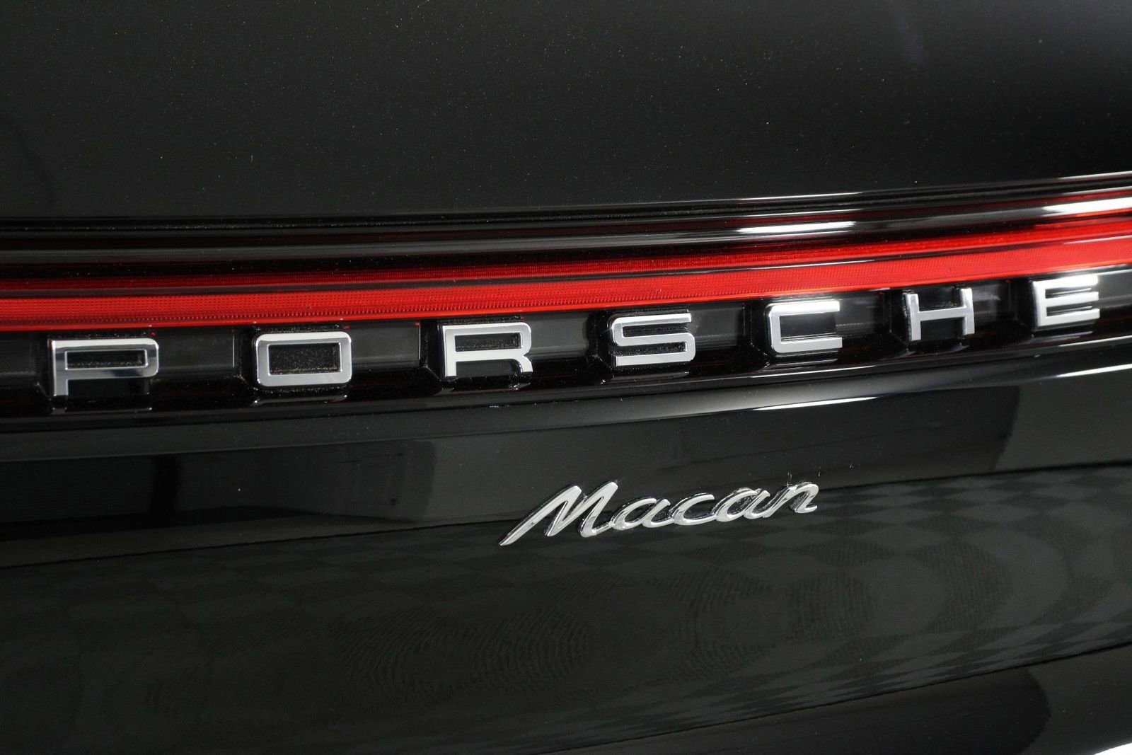 Certified 2025 Porsche Macan image 22