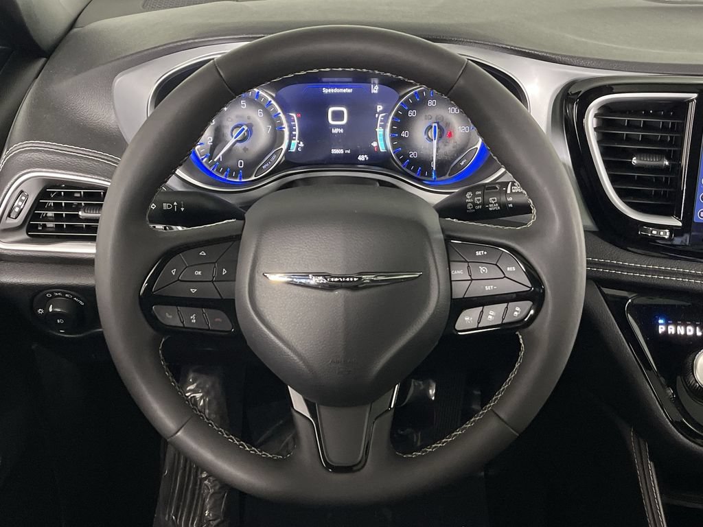 Used 2025 Chrysler Pacifica Limited FWD image 16
