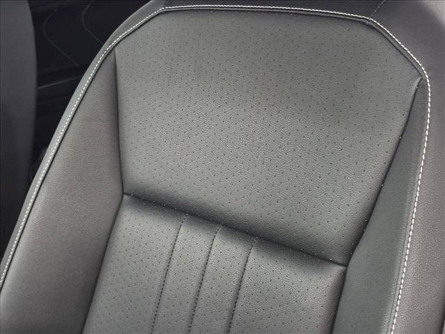 Used 2023 Volkswagen Tiguan SE AWD/4WD image 10