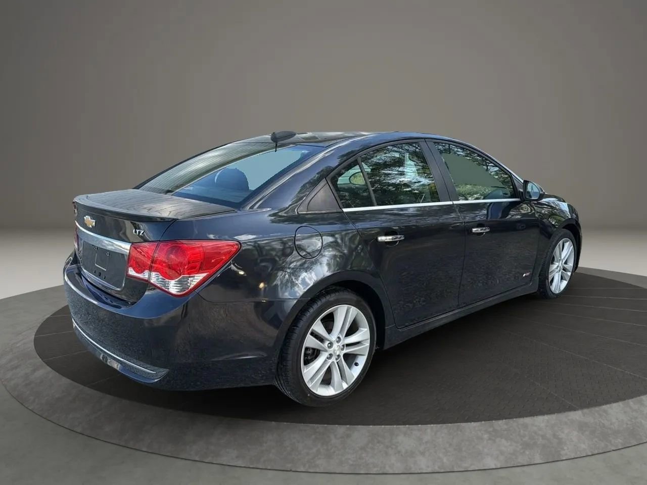 Used 2015 Chevrolet Cruze LTZ w/ Sun, Sound and Sport Package FWD image 13