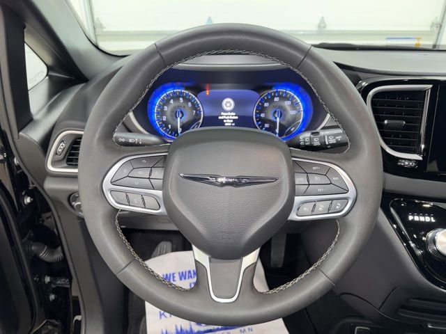 Used 2025 Chrysler Pacifica Select image 16