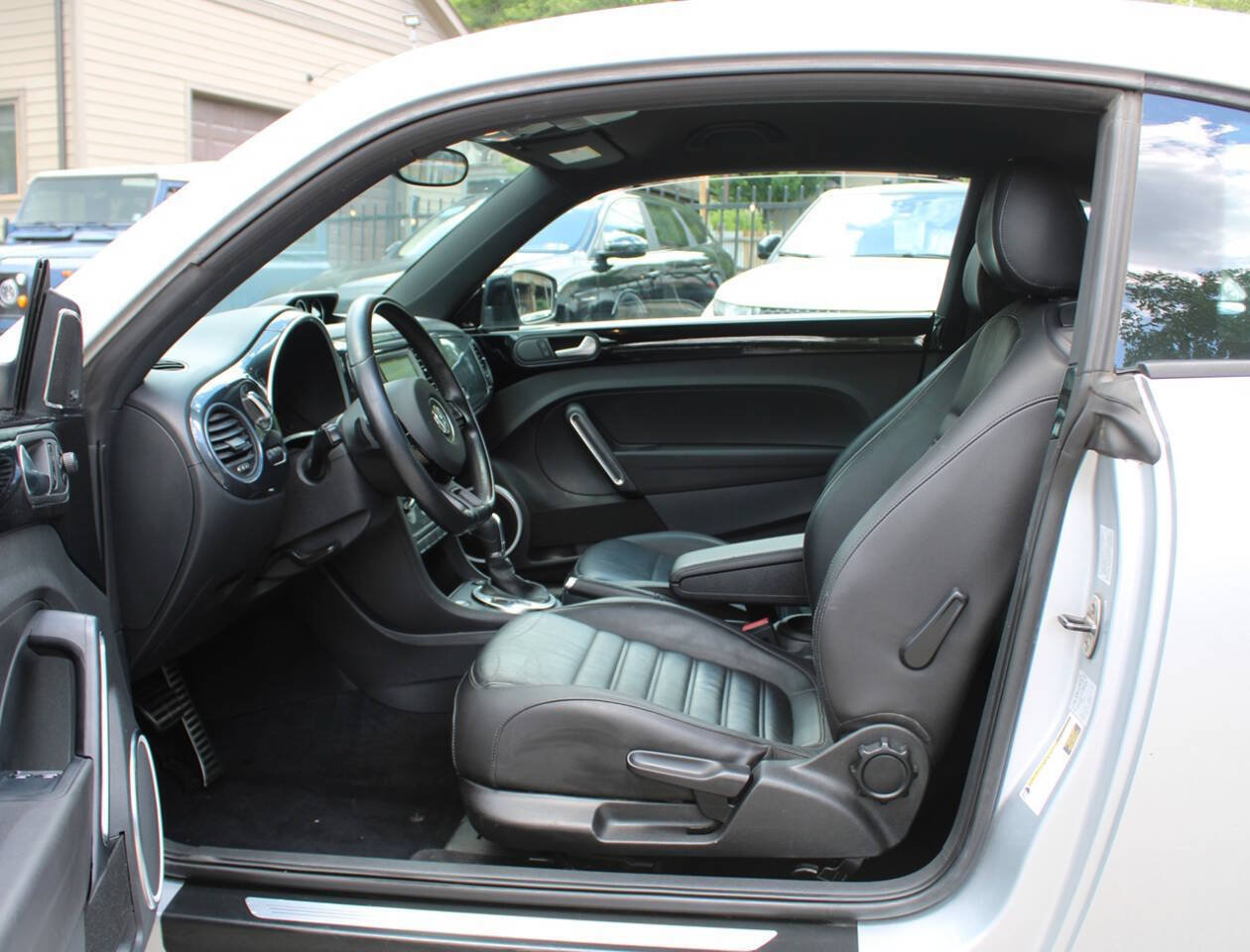Used 2012 Volkswagen Beetle 2.0T FWD image 13