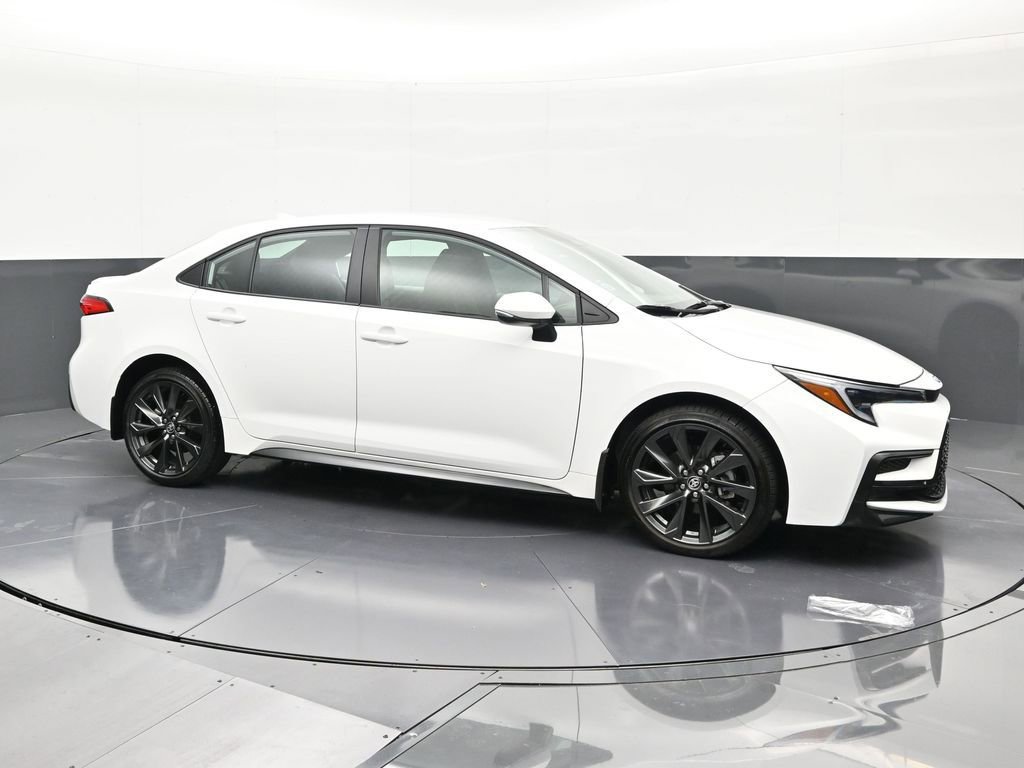 Used 2025 Toyota Corolla SE image 3