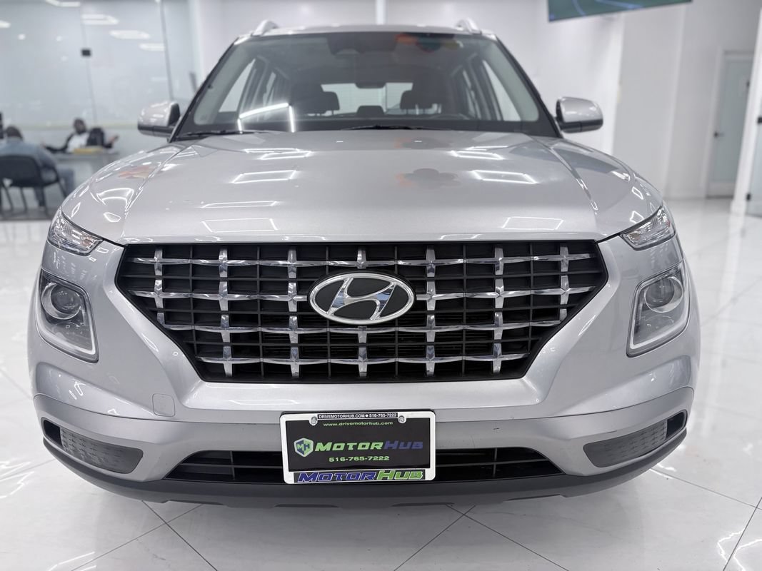 Used 2025 Hyundai Venue SEL FWD image 2