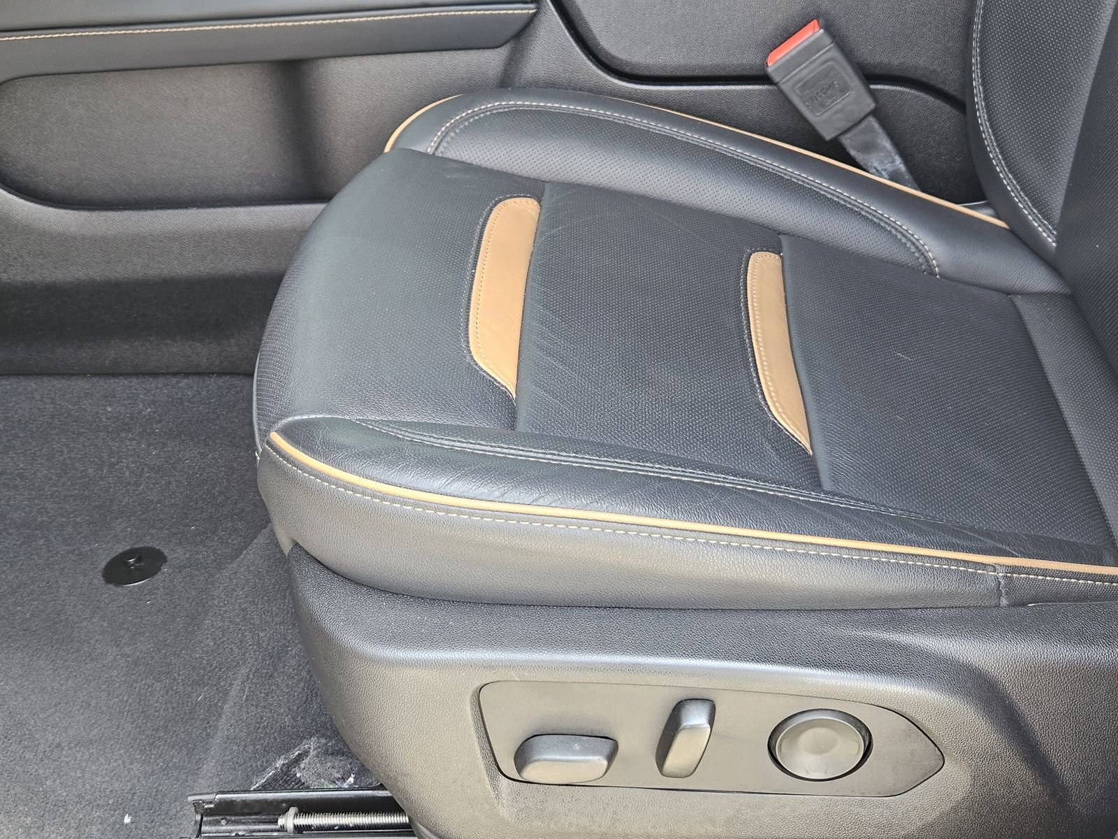 Used 2024 GMC Yukon XL AT4 w/ AT4 Premium Package AWD/4WD image 32