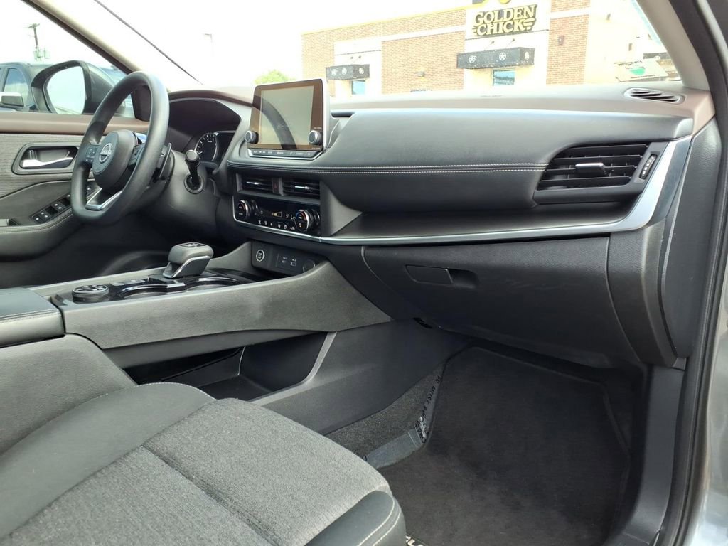 Used 2023 Nissan Rogue SV image 11
