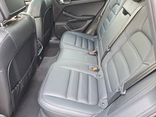 Certified 2025 Porsche Macan AWD/4WD image 19