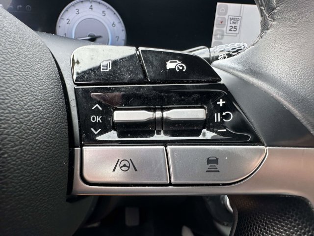 Used 2025 Hyundai Elantra Limited FWD image 35