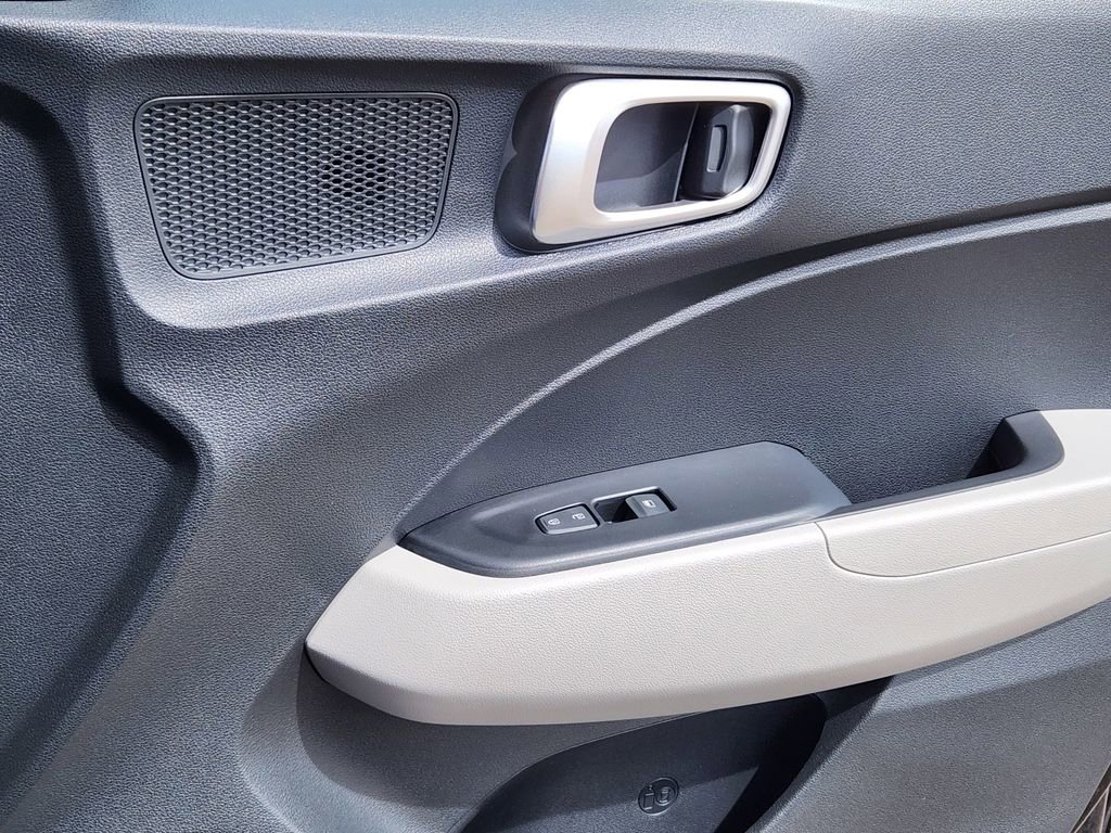 Used 2023 Hyundai Venue SEL FWD image 12