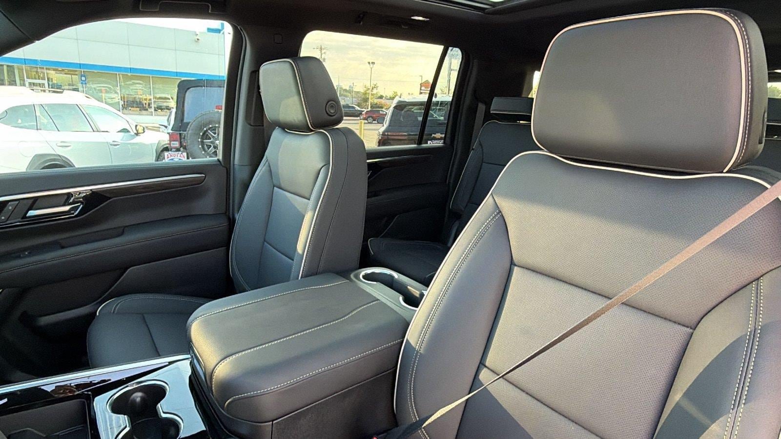 New 2026 Chevrolet Suburban Premier w/ Sun And Tow Package AWD/4WD image 17