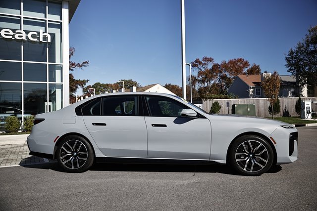 Used 2025 BMW 740i xDrive image 4