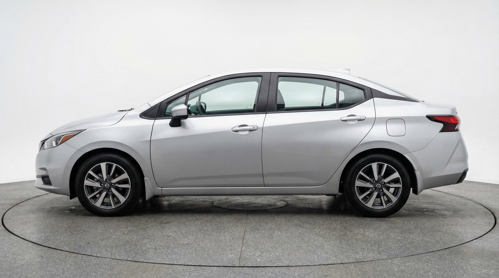 Used 2025 Nissan Versa SV image 5