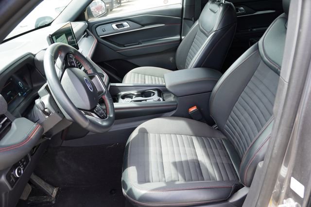 Used 2025 Ford Explorer ST-Line w/ ST-Line Street Pack AWD/4WD image 4