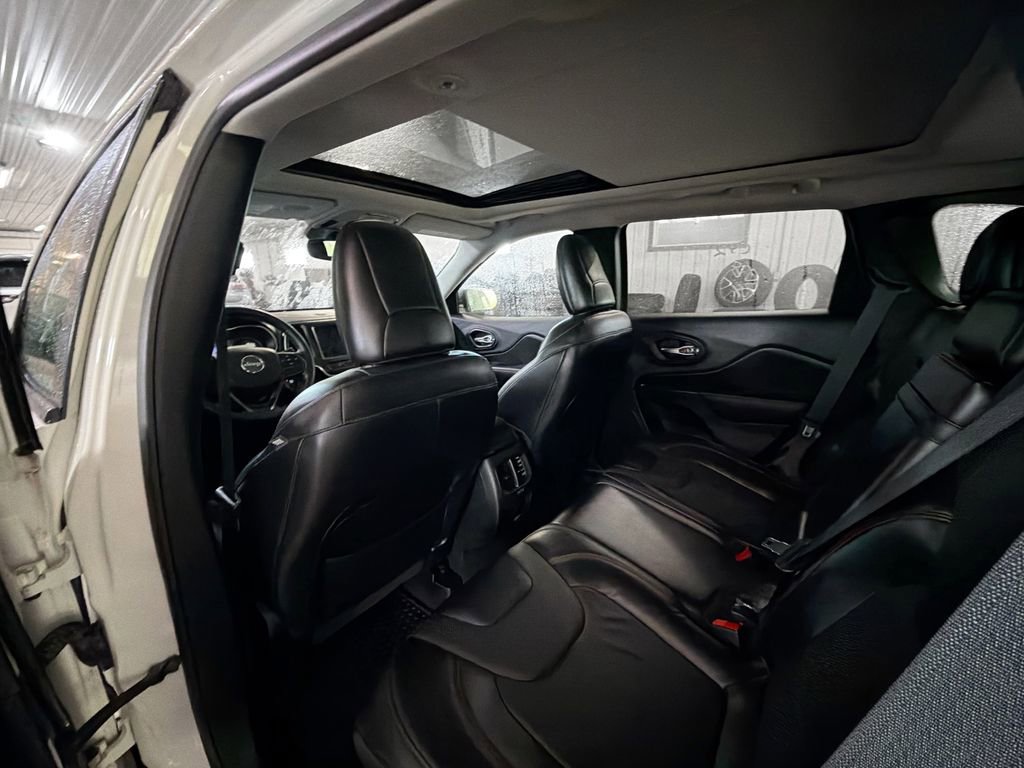 Used 2019 Jeep Cherokee Trailhawk AWD/4WD image 9
