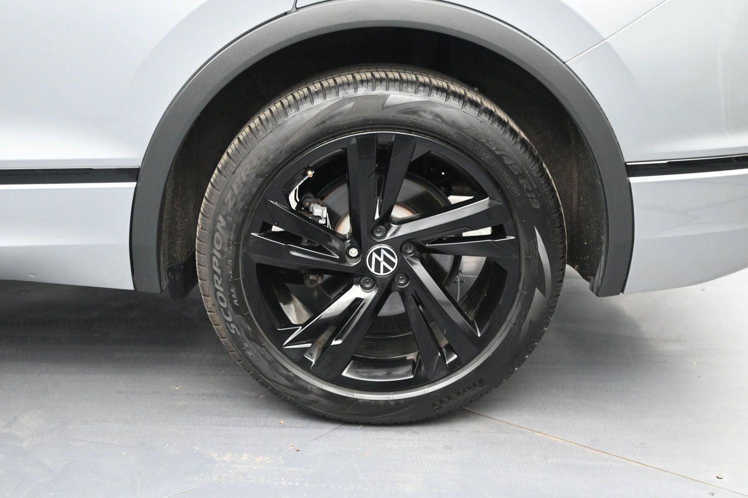 Used 2024 Volkswagen Tiguan SE R-Line AWD/4WD image 10