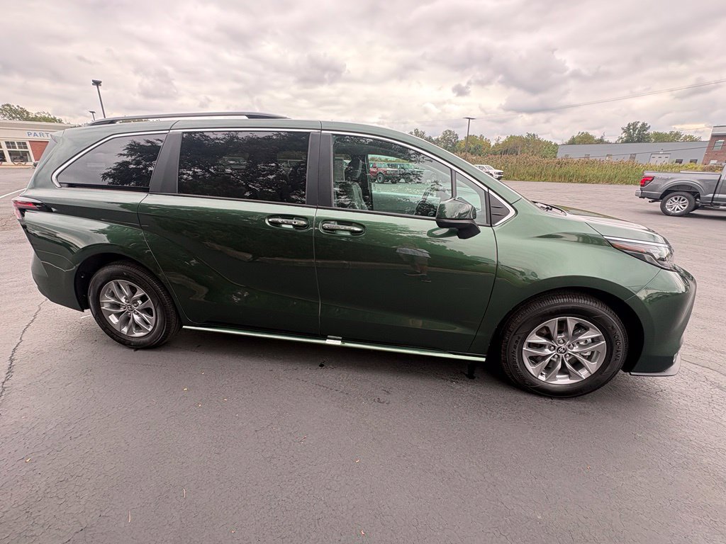 Used 2026 Toyota Sienna XLE FWD image 6
