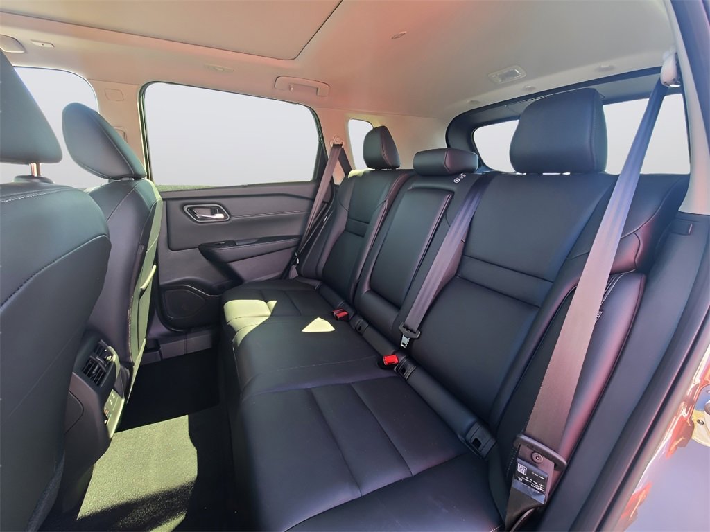 Used 2024 Nissan Rogue SL w/ SL Premium Package image 16