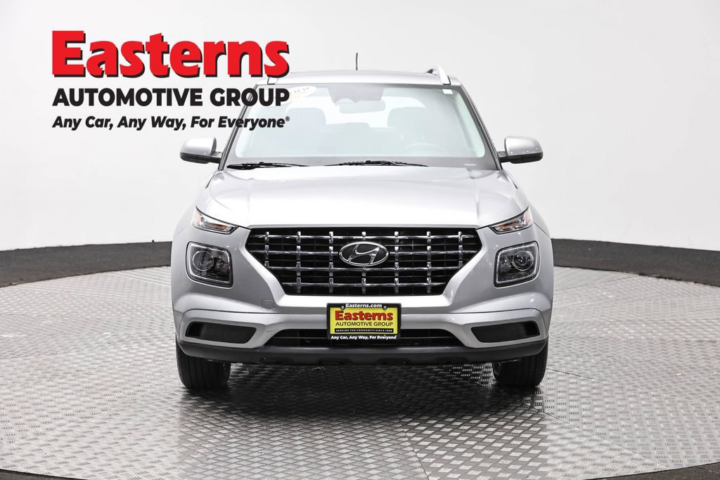 Used 2023 Hyundai Venue SEL image 2