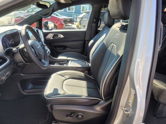 New 2026 Chrysler Pacifica Limited image 6