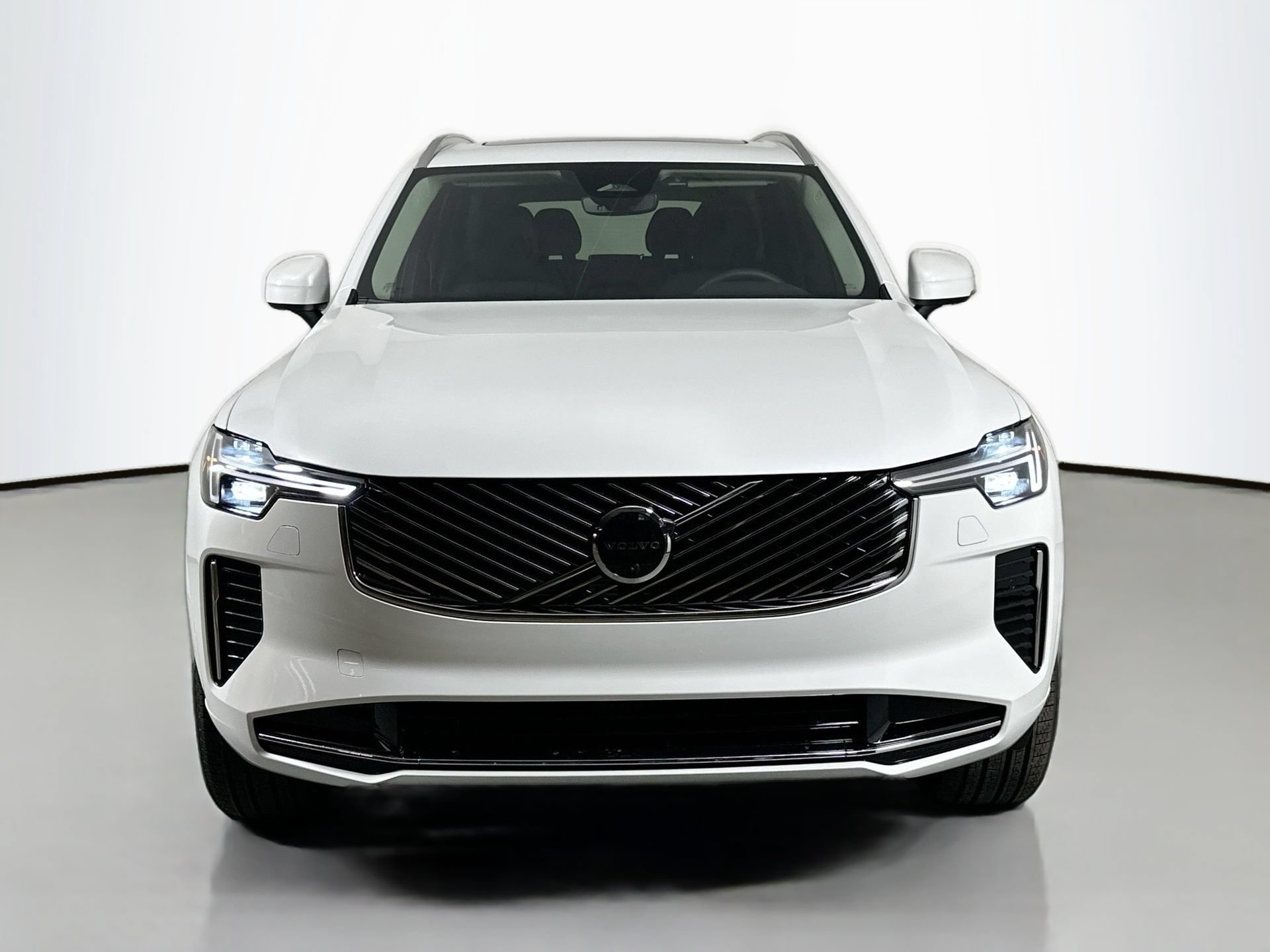 New 2026 Volvo XC90 B5 Plus w/ Protection Package Premier AWD/4WD image 2