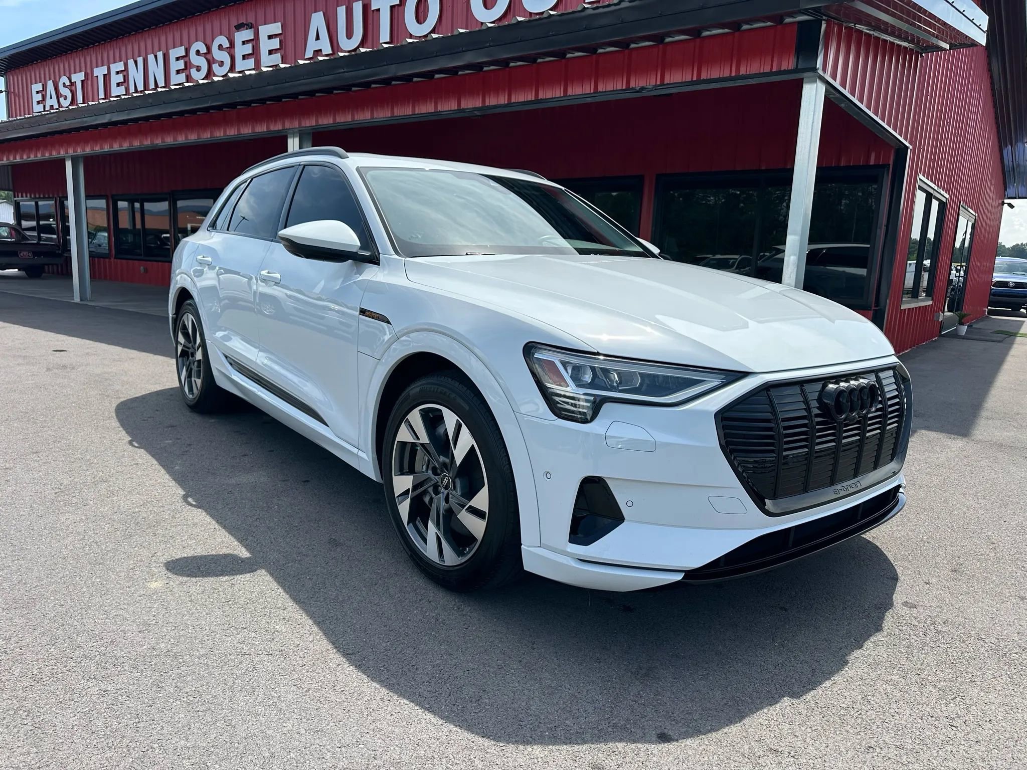 Used 2022 Audi e-tron Premium w/ Convenience Plus Package image 1