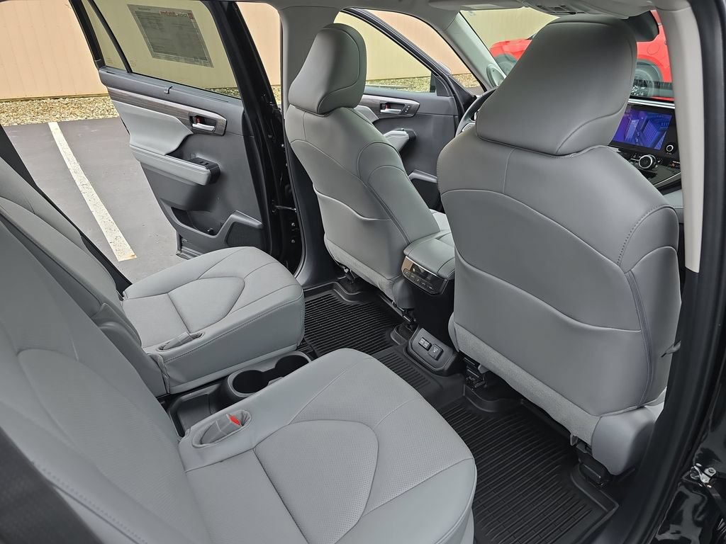 Certified 2025 Toyota Highlander Limited AWD/4WD image 15