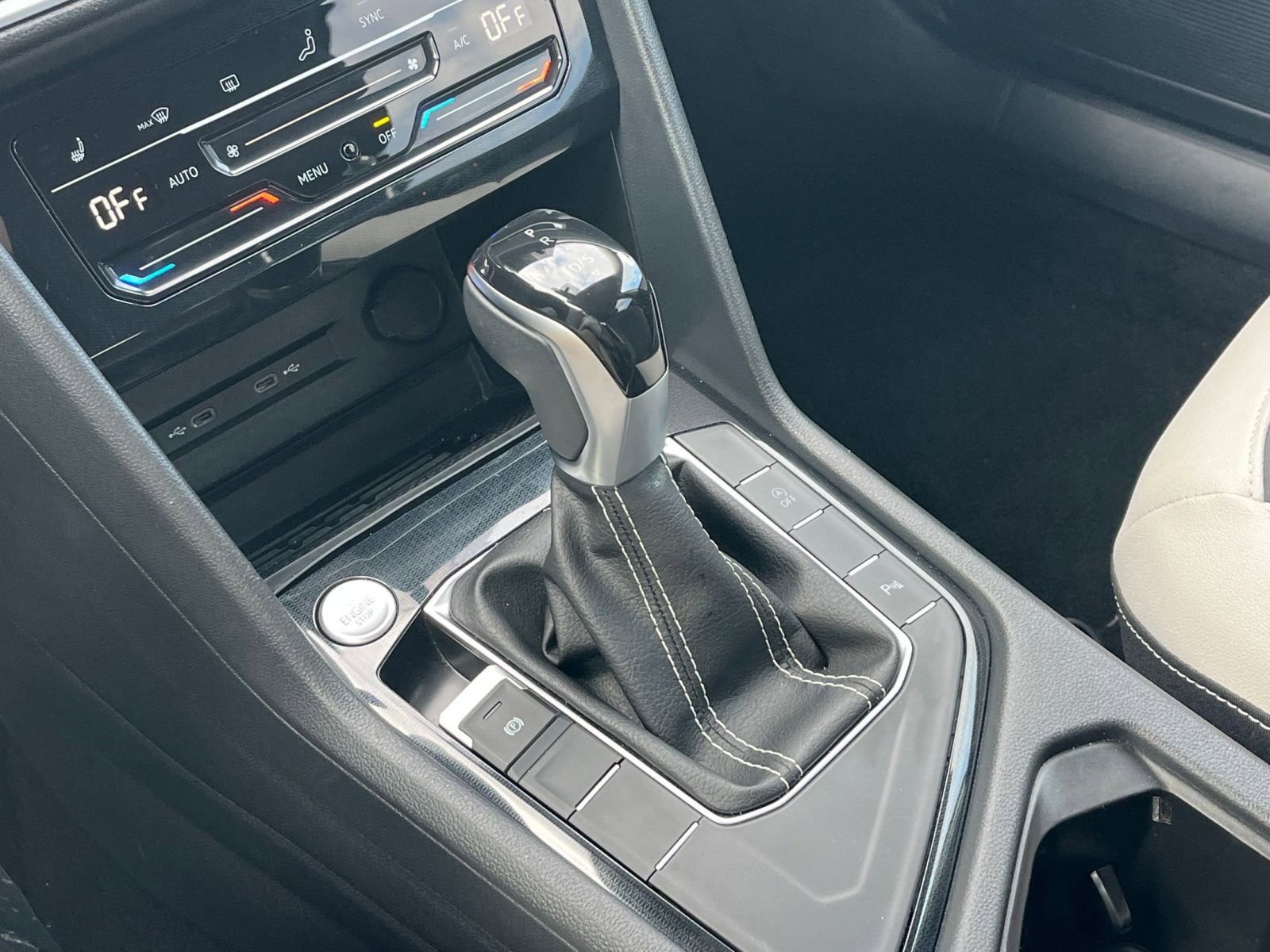 Used 2025 Volkswagen Taos SE FWD image 41