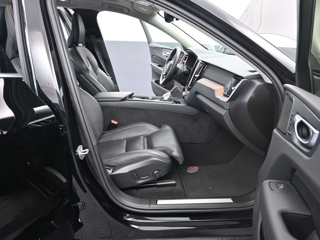 Used 2023 Volvo XC60 B5 Ultimate image 18