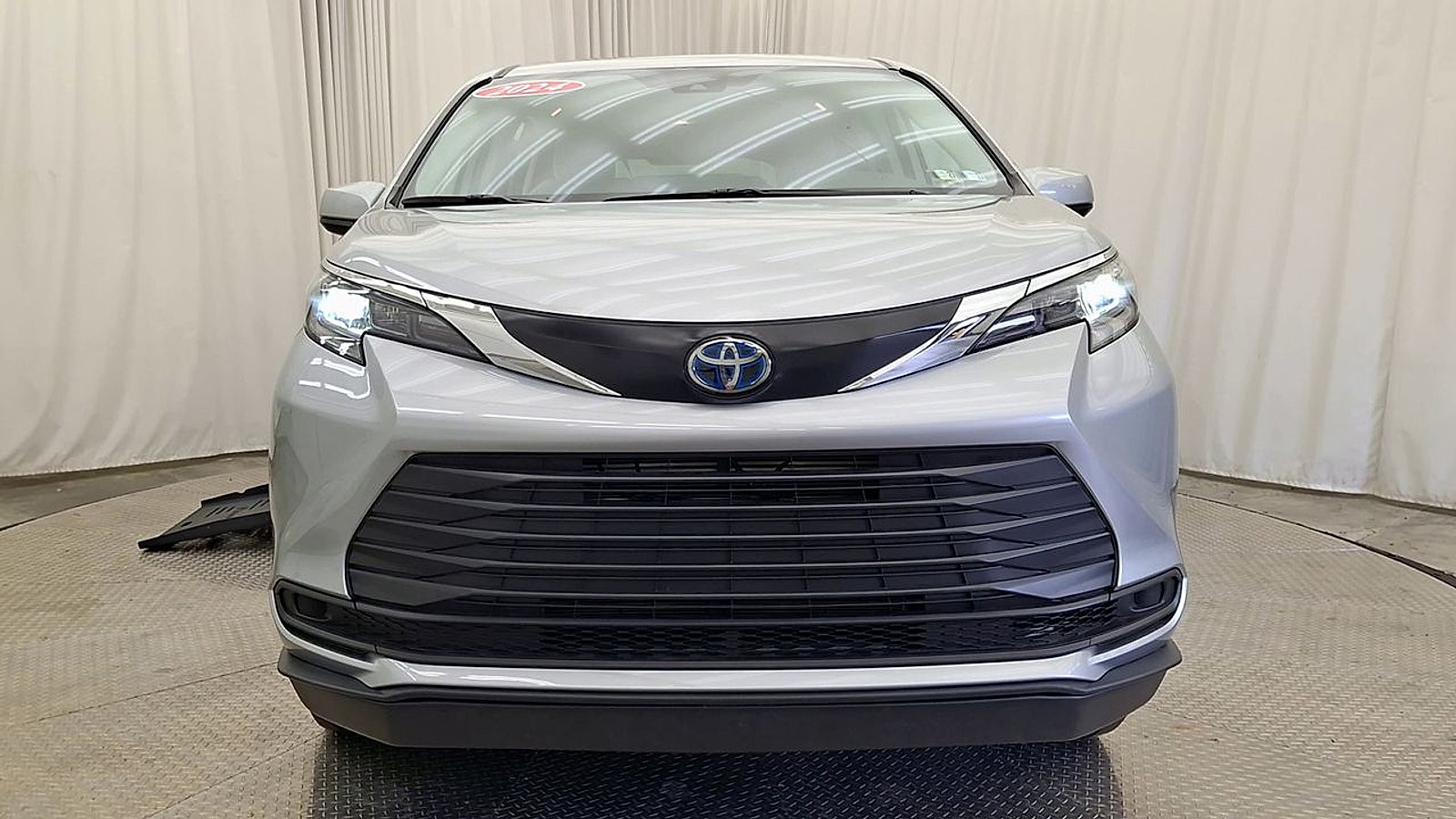 Used 2024 Toyota Sienna LE FWD image 9