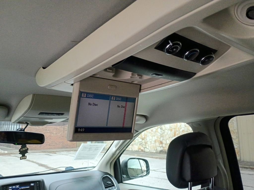 Used 2015 Chrysler Town & Country Touring w/ Driver Convenience Group image 19