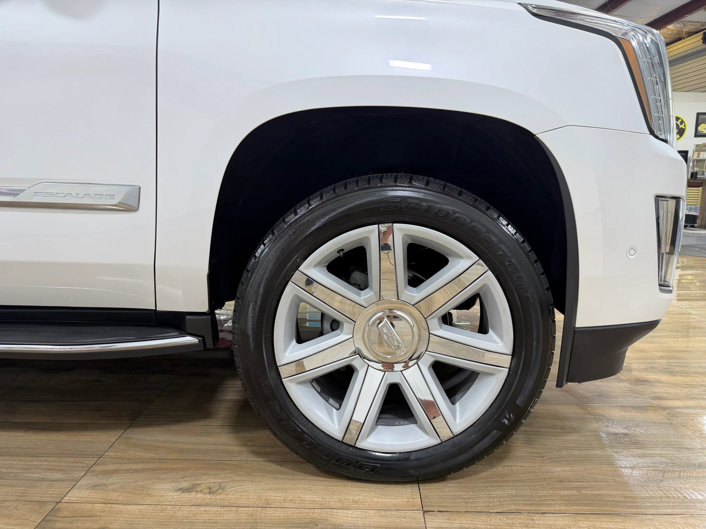 Used 2017 Cadillac Escalade Luxury Sport Utility 4D RWD image 4