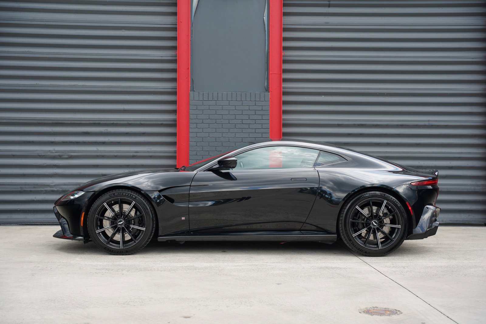 Used 2019 Aston Martin V8 Vantage Coupe RWD image 3