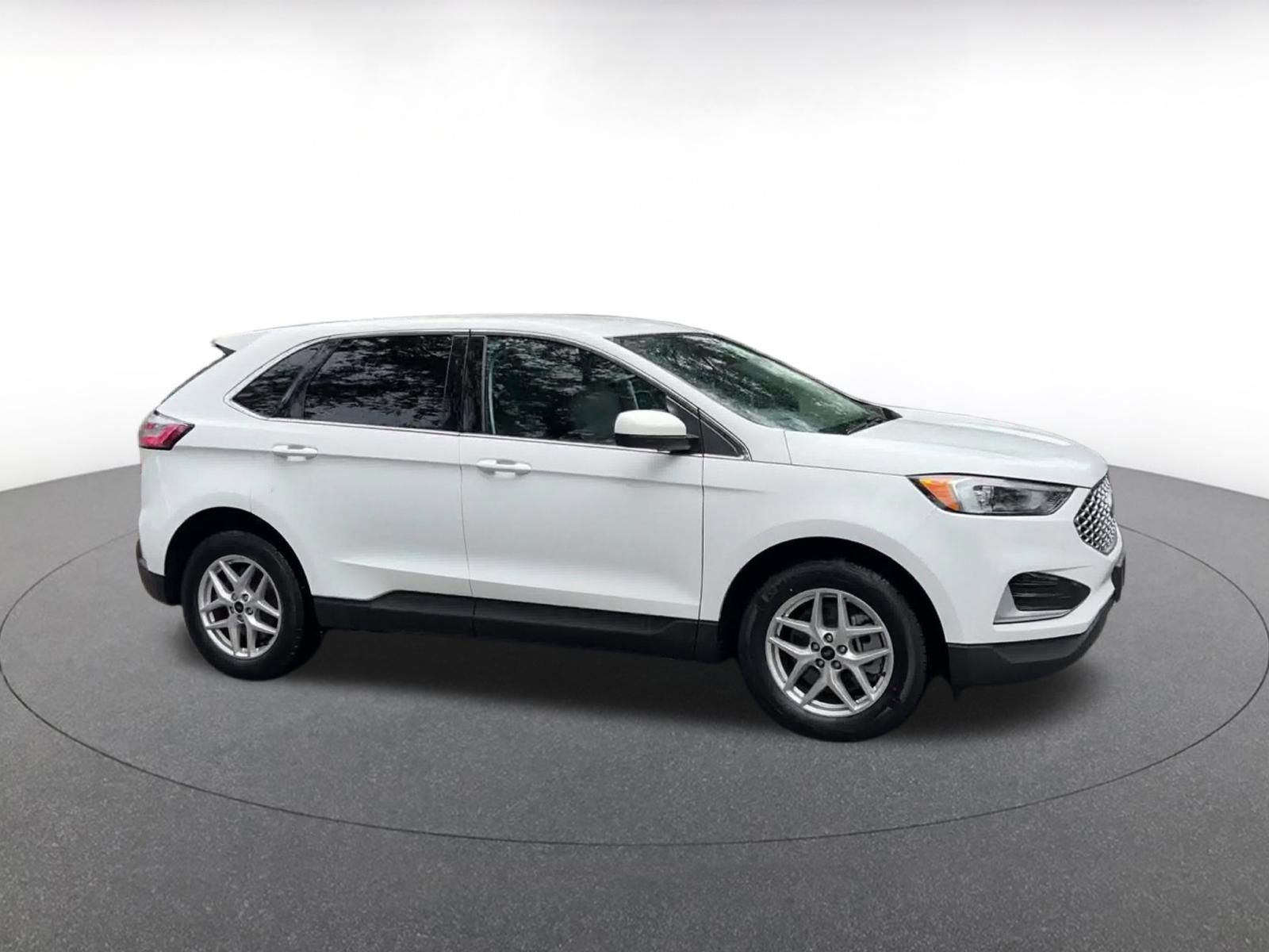Used 2024 Ford Edge SEL image 2