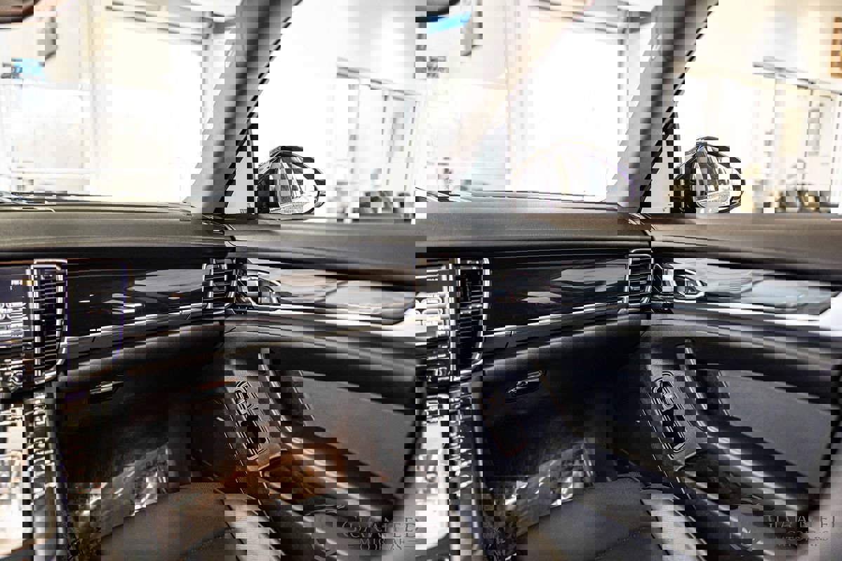 Used 2015 Porsche Panamera 4 image 40