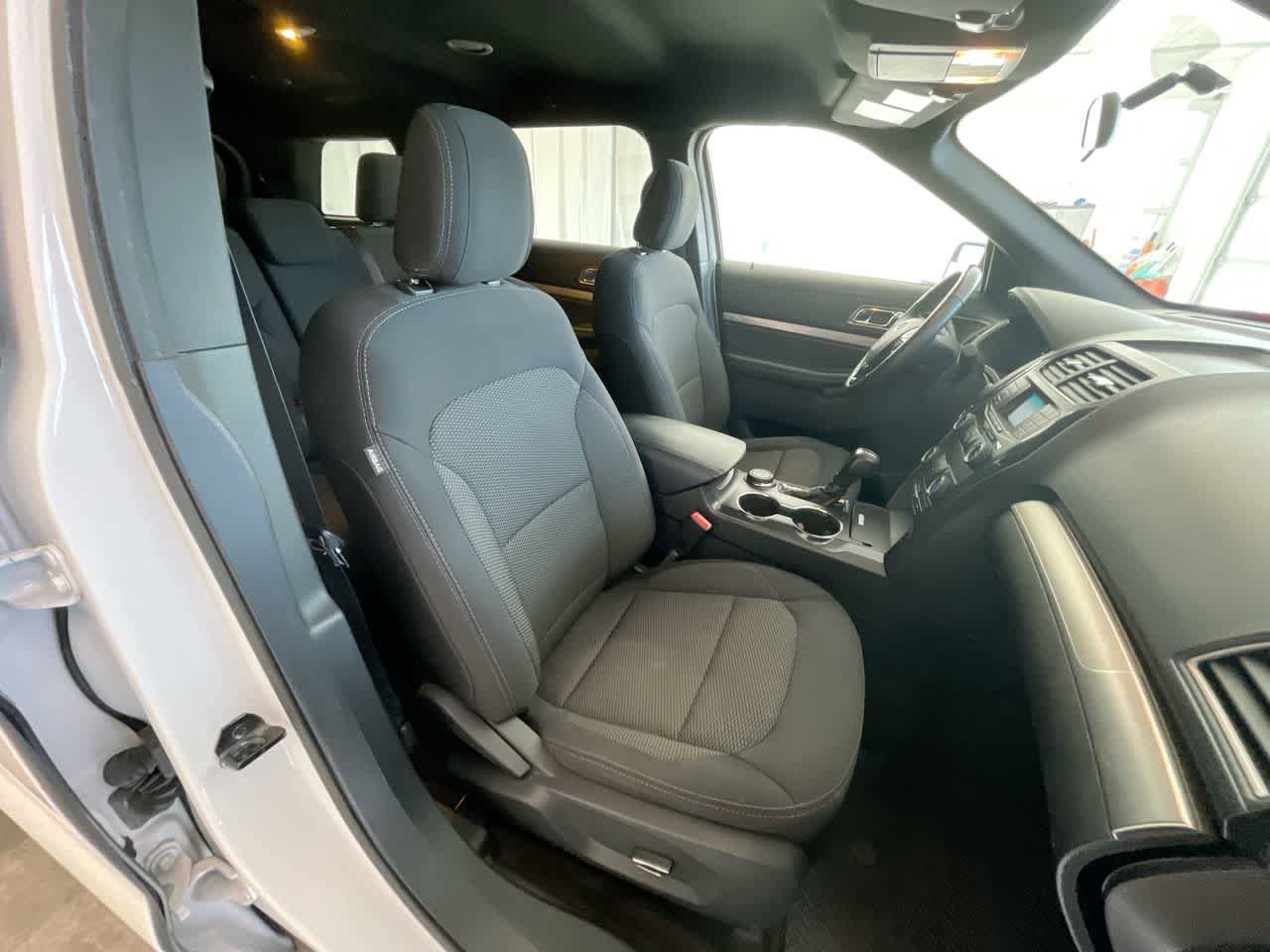Used 2018 Ford Explorer XLT AWD/4WD image 24