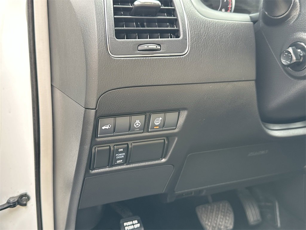 Used 2023 Nissan Armada SL w/ Captain's Chairs Package image 16