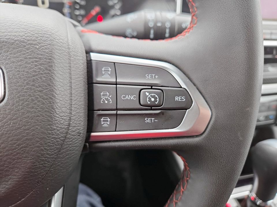 Used 2025 Jeep Compass Trailhawk image 15