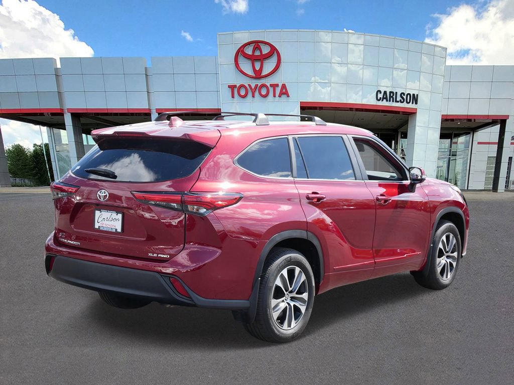 Used 2023 Toyota Highlander XLE AWD/4WD image 5