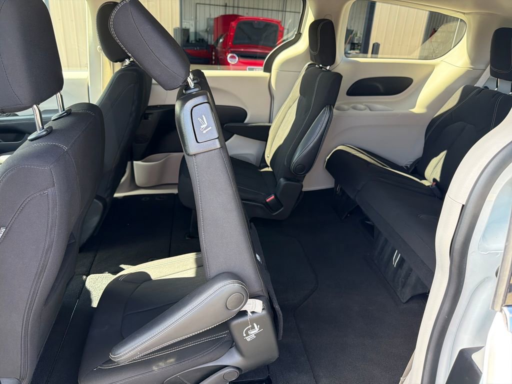 Used 2023 Chrysler Voyager LX image 23