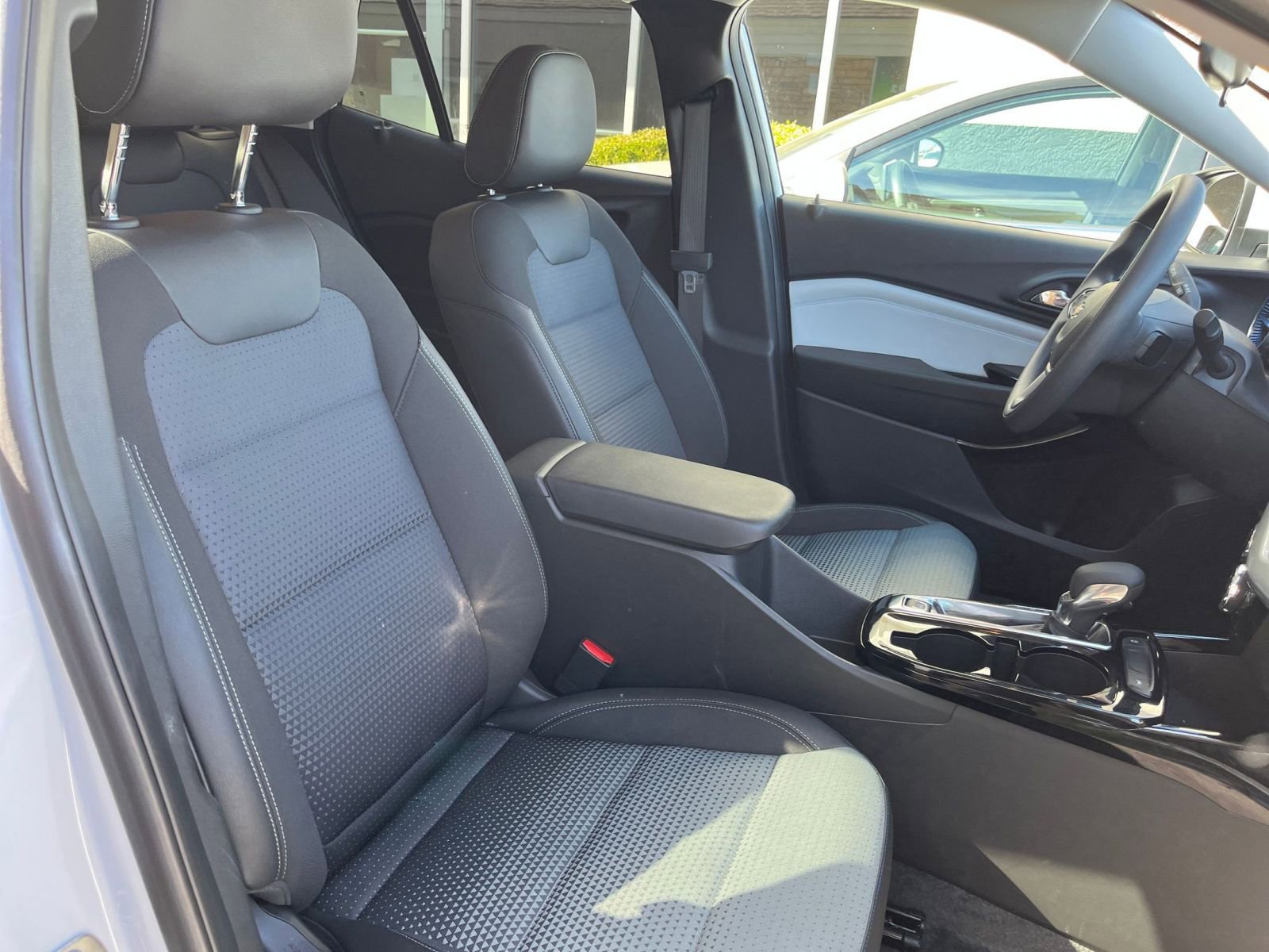 Used 2025 Chevrolet Trax LT image 35